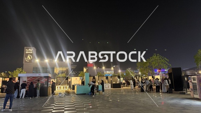 ساحة خارجية مضاءة  في وقت الليل، فعالية تكوة في جدة في المملكة العربية السعودية  17 يناير 2026،  تجربة شتوية تجمع بين الترفيه، التسوق، والمطاعم، تشمل الفعالية عرض موسيقي حي وفرق استعراضية متجولة،  مخصصة لجميع أفراد العائلة