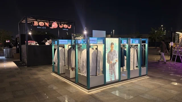 كشك بيع الملابس للرجال، فعالية تكوة في جدة في المملكة العربية السعودية  17 يناير 2026،  تجربة شتوية تجمع بين الترفيه، التسوق، والمطاعم، تشمل الفعالية عرض موسيقي حي وفرق استعراضية متجولة،  مخصصة لجميع أفراد العائلة