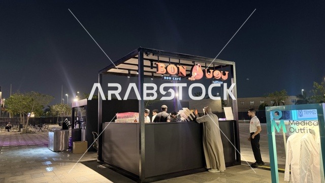 كشك طعام او مقهى في الليل، فعالية تكوة في جدة في المملكة العربية السعودية  17 يناير 2026،  تجربة شتوية تجمع بين الترفيه، التسوق، والمطاعم، تشمل الفعالية عرض موسيقي حي وفرق استعراضية متجولة،  مخصصة لجميع أفراد العائلة