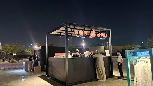 كشك طعام او مقهى في الليل، فعالية تكوة في جدة في المملكة العربية السعودية  17 يناير 2026،  تجربة شتوية تجمع بين الترفيه، التسوق، والمطاعم، تشمل الفعالية عرض موسيقي حي وفرق استعراضية متجولة،  مخصصة لجميع أفراد العائلة