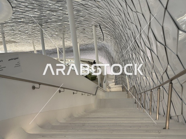 استخدام السلالم والادراج داخل المكتبة، منارة ثقافية و معالم سياحية مشهورة, مكان للقراء ومحبي العلم والكتب والمعرفة، أكبر المكتبات العامة في السعوديه،  5 أكتوبر 2025، مركز الملك عبد العزيز الثقافي العالمي (إثراء) في مدينة الظهران في المملكة العربية السعودية.