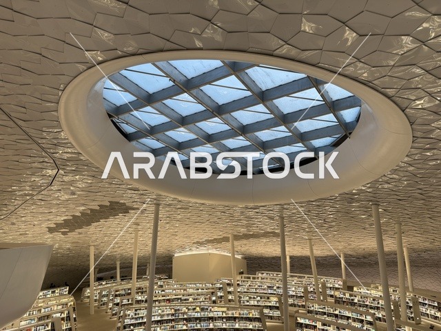 تصميم معماري فريد وسقف مبتكر، منارة ثقافية و معالم سياحية مشهورة, مكان للقراء ومحبي العلم والكتب والمعرفة، أكبر المكتبات العامة في السعوديه،  5 أكتوبر 2025، مركز الملك عبد العزيز الثقافي العالمي (إثراء) في مدينة الظهران في المملكة العربية السعودية.