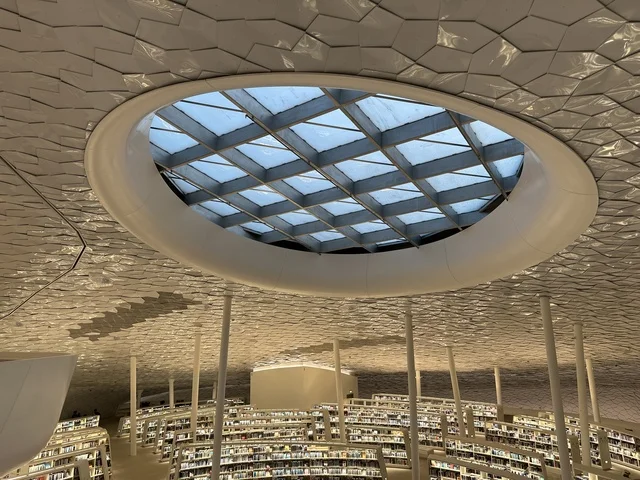 تصميم معماري فريد وسقف مبتكر، منارة ثقافية و معالم سياحية مشهورة, مكان للقراء ومحبي العلم والكتب والمعرفة، أكبر المكتبات العامة في السعوديه،  5 أكتوبر 2025، مركز الملك عبد العزيز الثقافي العالمي (إثراء) في مدينة الظهران في المملكة العربية السعودية.