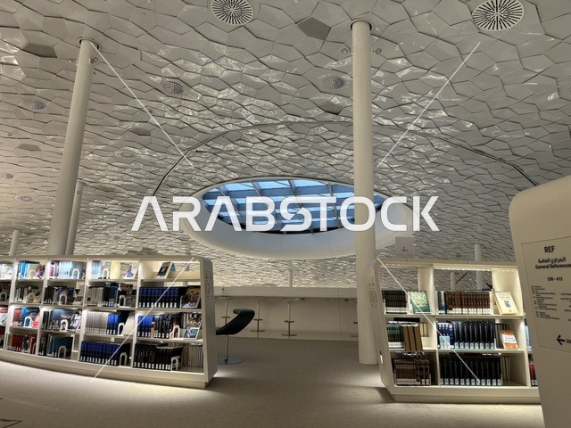 سقف مستوحاة من التكوينات الصخرية، منارة ثقافية و معالم سياحية مشهورة, مكان للقراء ومحبي العلم والكتب والمعرفة، أكبر المكتبات العامة في السعوديه،  5 أكتوبر 2025، مركز الملك عبد العزيز الثقافي العالمي (إثراء) في مدينة الظهران في المملكة العربية السعودية.