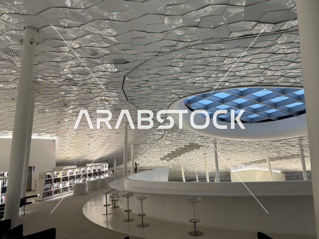 تلبية اهتمامات القراء والباحثين، منارة ثقافية و معالم سياحية مشهورة, مكان للقراء ومحبي العلم والكتب والمعرفة، أكبر المكتبات العامة في السعوديه،  5 أكتوبر 2025، مركز الملك عبد العزيز الثقافي العالمي (إثراء) في مدينة الظهران في المملكة العربية السعودية.