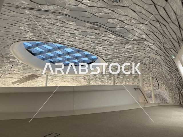 تلبية اهتمامات القراء والباحثين، منارة ثقافية و معالم سياحية مشهورة, مكان للقراء ومحبي العلم والكتب والمعرفة، أكبر المكتبات العامة في السعوديه،  5 أكتوبر 2025، مركز الملك عبد العزيز الثقافي العالمي (إثراء) في مدينة الظهران في المملكة العربية السعودية.