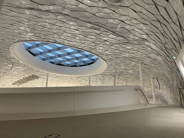 تلبية اهتمامات القراء والباحثين، منارة ثقافية و معالم سياحية مشهورة, مكان للقراء ومحبي العلم والكتب والمعرفة، أكبر المكتبات العامة في السعوديه،  5 أكتوبر 2025، مركز الملك عبد العزيز الثقافي العالمي (إثراء) في مدينة الظهران في المملكة العربية السعودية.