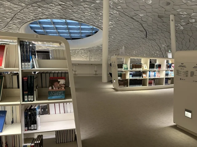 إثراء المعرفة والإبداع، منارة ثقافية و معالم سياحية مشهورة, مكان للقراء ومحبي العلم والكتب والمعرفة، أكبر المكتبات العامة في السعوديه،  5 أكتوبر 2025، مركز الملك عبد العزيز الثقافي العالمي (إثراء) في مدينة الظهران في المملكة العربية السعودية.