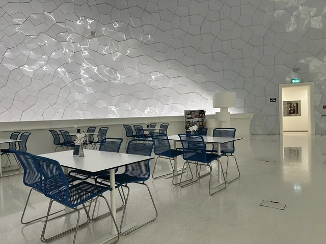 بيئة هادئة ومريحة للقراءة والدراسة، منارة ثقافية و معالم سياحية مشهورة, مكان للقراء ومحبي العلم والكتب والمعرفة، أكبر المكتبات العامة في السعوديه،  5 أكتوبر 2025، مركز الملك عبد العزيز الثقافي العالمي (إثراء) في مدينة الظهران في المملكة العربية السعودية.