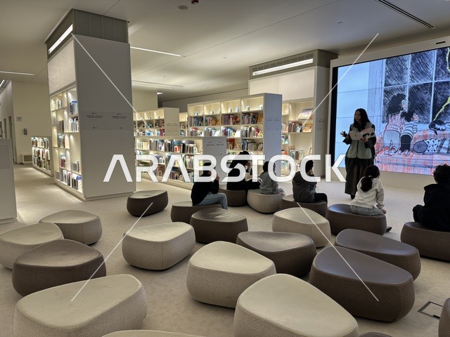 قراءة قصة في مكتبة قسم مخصص للأطفال ، منارة ثقافية و معالم سياحية مشهورة, مكان للقراء ومحبي العلم والكتب والمعرفة، أكبر المكتبات العامة في السعوديه،  5 أكتوبر 2025، مركز الملك عبد العزيز الثقافي العالمي (إثراء) في مدينة الظهران في المملكة العربية السعودية.