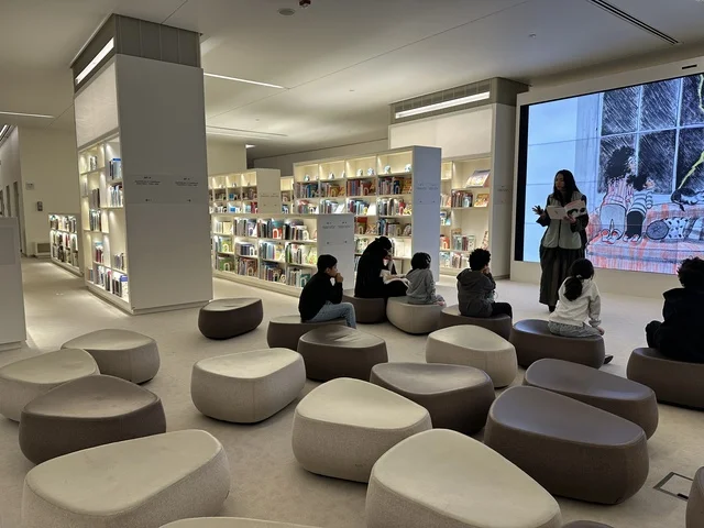 قراءة قصة في مكتبة قسم مخصص للأطفال ، منارة ثقافية و معالم سياحية مشهورة, مكان للقراء ومحبي العلم والكتب والمعرفة، أكبر المكتبات العامة في السعوديه،  5 أكتوبر 2025، مركز الملك عبد العزيز الثقافي العالمي (إثراء) في مدينة الظهران في المملكة العربية السعودية.