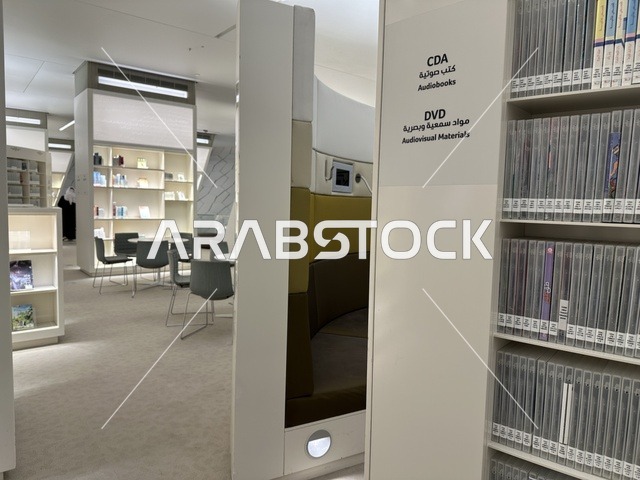 قسم الكتب الصوتية ، منارة ثقافية و معالم سياحية مشهورة, مكان للقراء ومحبي العلم والكتب والمعرفة، أكبر المكتبات العامة في السعوديه،  5 أكتوبر 2025، مركز الملك عبد العزيز الثقافي العالمي (إثراء) في مدينة الظهران في المملكة العربية السعودية.