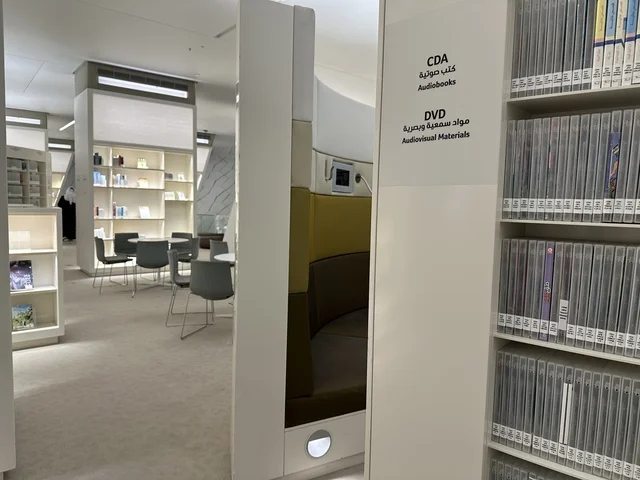 قسم الكتب الصوتية ، منارة ثقافية و معالم سياحية مشهورة, مكان للقراء ومحبي العلم والكتب والمعرفة، أكبر المكتبات العامة في السعوديه،  5 أكتوبر 2025، مركز الملك عبد العزيز الثقافي العالمي (إثراء) في مدينة الظهران في المملكة العربية السعودية.