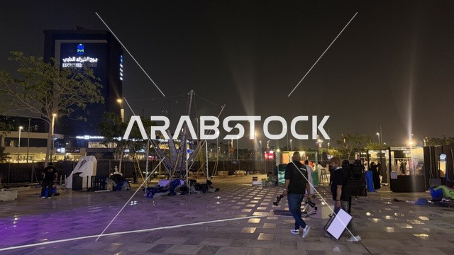 ساحة خارجية مضاءة  في وقت الليل، فعالية تكوة في جدة في المملكة العربية السعودية  17 يناير 2026،  تجربة شتوية تجمع بين الترفيه، التسوق، والمطاعم، تشمل الفعالية عرض موسيقي حي وفرق استعراضية متجولة،  مخصصة لجميع أفراد العائلة