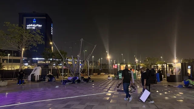 ساحة خارجية مضاءة  في وقت الليل، فعالية تكوة في جدة في المملكة العربية السعودية  17 يناير 2026،  تجربة شتوية تجمع بين الترفيه، التسوق، والمطاعم، تشمل الفعالية عرض موسيقي حي وفرق استعراضية متجولة،  مخصصة لجميع أفراد العائلة