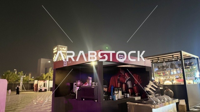 كشك طعام او مقهى في الليل، فعالية تكوة في جدة في المملكة العربية السعودية  17 يناير 2026،  تجربة شتوية تجمع بين الترفيه، التسوق، والمطاعم، تشمل الفعالية عرض موسيقي حي وفرق استعراضية متجولة،  مخصصة لجميع أفراد العائلة