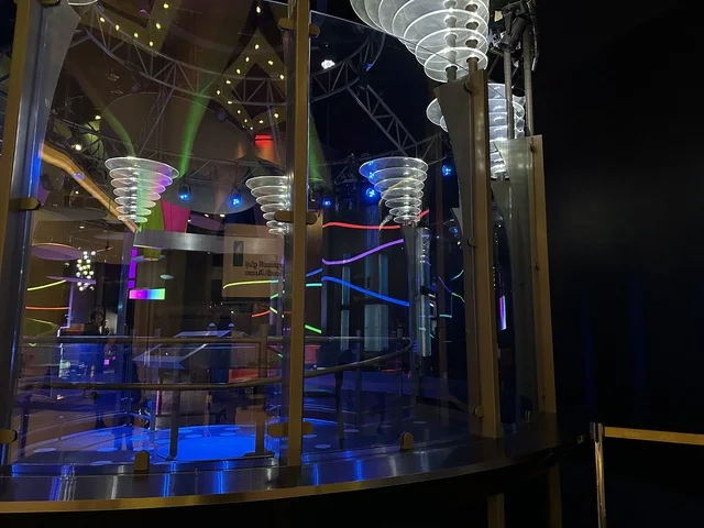 التصميم الداخلي لمعرض الطاقة فى مركز الملك عبدالعزيز الثقافي العالمي ( إثراء ) بالظهران ، المنطقة الشرقية، المملكة العربية السعودية، يوم 19 من يناير 2026 ، فعالية تفاعلية تسلط الضوء على مصادر الطاقة والتقنيات الحديثة، معروضات تعليمية وتجارب علمية مبتكرة، محتوى تعريفي يربط بين الاستدامة والابتكار، أجواء ثقافية ملهمة تناسب جميع الفئات.