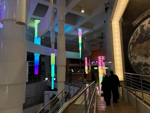 التصميم الداخلي لمعرض الطاقة فى مركز الملك عبدالعزيز الثقافي العالمي ( إثراء ) بالظهران ، المنطقة الشرقية، المملكة العربية السعودية، يوم 19 من يناير 2026 ، فعالية تفاعلية تسلط الضوء على مصادر الطاقة والتقنيات الحديثة، معروضات تعليمية وتجارب علمية مبتكرة، محتوى تعريفي يربط بين الاستدامة والابتكار، أجواء ثقافية ملهمة تناسب جميع الفئات.