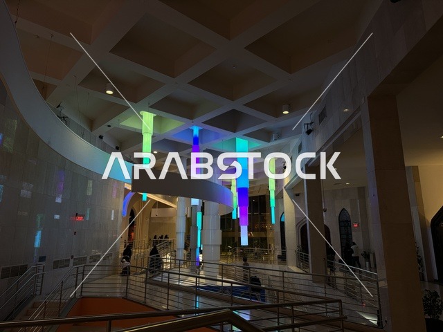 التصميم الداخلي لمعرض الطاقة فى مركز الملك عبدالعزيز الثقافي العالمي ( إثراء ) بالظهران ، المنطقة الشرقية، المملكة العربية السعودية، يوم 19 من يناير 2026 ، فعالية تفاعلية تسلط الضوء على مصادر الطاقة والتقنيات الحديثة، معروضات تعليمية وتجارب علمية مبتكرة، محتوى تعريفي يربط بين الاستدامة والابتكار، أجواء ثقافية ملهمة تناسب جميع الفئات.