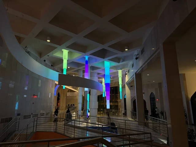 التصميم الداخلي لمعرض الطاقة فى مركز الملك عبدالعزيز الثقافي العالمي ( إثراء ) بالظهران ، المنطقة الشرقية، المملكة العربية السعودية، يوم 19 من يناير 2026 ، فعالية تفاعلية تسلط الضوء على مصادر الطاقة والتقنيات الحديثة، معروضات تعليمية وتجارب علمية مبتكرة، محتوى تعريفي يربط بين الاستدامة والابتكار، أجواء ثقافية ملهمة تناسب جميع الفئات.