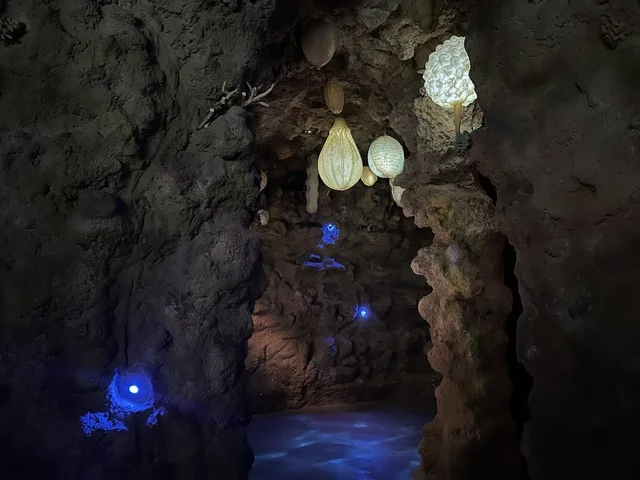 نادي الطاقة في معرض الطاقة فى مركز الملك عبدالعزيز الثقافي العالمي ( إثراء ) بالظهران ، المنطقة الشرقية، المملكة العربية السعودية، يوم 19 من يناير 2026 ، فعالية تفاعلية تسلط الضوء على مصادر الطاقة والتقنيات الحديثة، معروضات تعليمية وتجارب علمية مبتكرة، محتوى تعريفي يربط بين الاستدامة والابتكار، أجواء ثقافية ملهمة تناسب جميع الفئات.