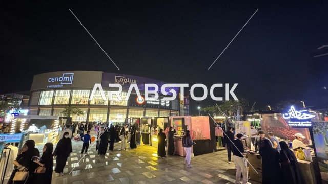 حشد من الناس يستمتعون بالحدث، فعالية تكوة في جدة في المملكة العربية السعودية  17 يناير 2026،  تجربة شتوية تجمع بين الترفيه، التسوق، والمطاعم، تشمل الفعالية عرض موسيقي حي وفرق استعراضية متجولة،  مخصصة لجميع أفراد العائلة