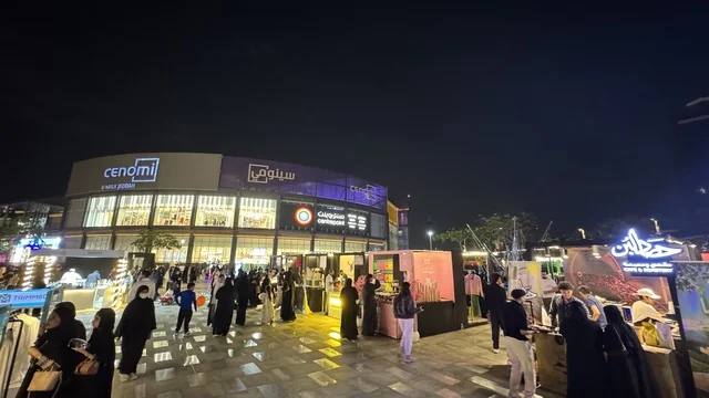 حشد من الناس يستمتعون بالحدث، فعالية تكوة في جدة في المملكة العربية السعودية  17 يناير 2026،  تجربة شتوية تجمع بين الترفيه، التسوق، والمطاعم، تشمل الفعالية عرض موسيقي حي وفرق استعراضية متجولة،  مخصصة لجميع أفراد العائلة