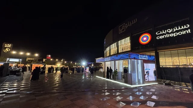 متجر تجزئة يضم علامات تجارية متعددة، فعالية تكوة في جدة في المملكة العربية السعودية  17 يناير 2026،  تجربة شتوية تجمع بين الترفيه، التسوق، والمطاعم، تشمل الفعالية عرض موسيقي حي وفرق استعراضية متجولة،  مخصصة لجميع أفراد العائلة