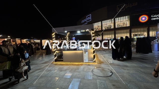 مبنى في الخلفية مضاء بنوافذ كبيرة، فعالية تكوة في جدة في المملكة العربية السعودية  17 يناير 2026،  تجربة شتوية تجمع بين الترفيه، التسوق، والمطاعم، تشمل الفعالية عرض موسيقي حي وفرق استعراضية متجولة،  مخصصة لجميع أفراد العائلة