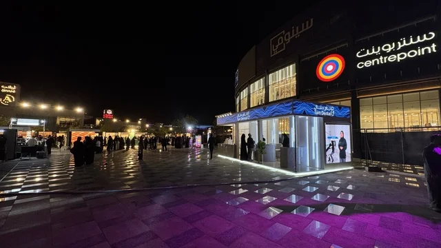 متجر تجزئة يضم علامات تجارية متعددة، فعالية تكوة في جدة في المملكة العربية السعودية  17 يناير 2026،  تجربة شتوية تجمع بين الترفيه، التسوق، والمطاعم، تشمل الفعالية عرض موسيقي حي وفرق استعراضية متجولة،  مخصصة لجميع أفراد العائلة