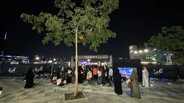 حشد من الناس يستمتعون بالحدث، فعالية تكوة في جدة في المملكة العربية السعودية  17 يناير 2026،  تجربة شتوية تجمع بين الترفيه، التسوق، والمطاعم، تشمل الفعالية عرض موسيقي حي وفرق استعراضية متجولة،  مخصصة لجميع أفراد العائلة