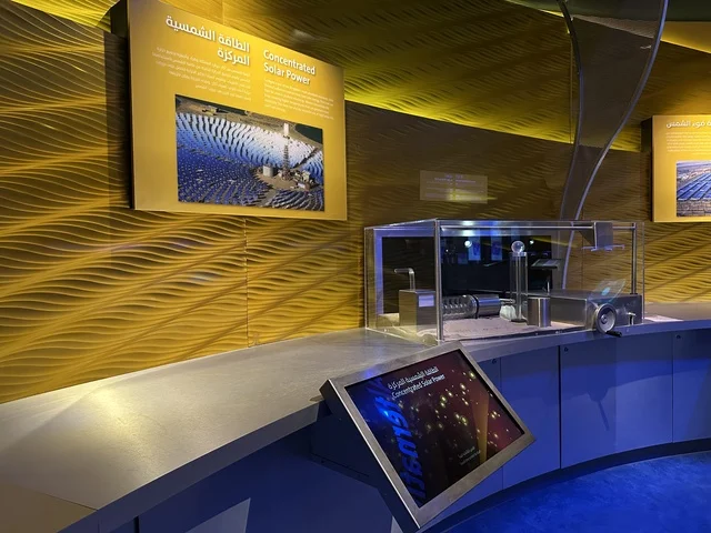 معروضات تعليمية وتجارب علمية مبتكرة في معرض الطاقة فى مركز الملك عبدالعزيز الثقافي العالمي ( إثراء ) بالظهران ، المنطقة الشرقية، المملكة العربية السعودية، يوم 19 من يناير 2026 ، فعالية تفاعلية تسلط الضوء على مصادر الطاقة والتقنيات الحديثة، محتوى تعريفي يربط بين الاستدامة والابتكار، أجواء ثقافية ملهمة تناسب جميع الفئات.