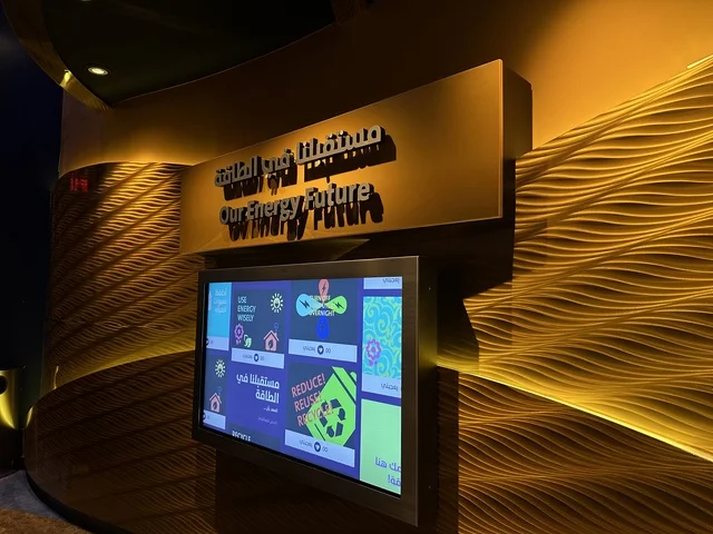 معروضات تعليمية وتجارب علمية مبتكرة في معرض الطاقة فى مركز الملك عبدالعزيز الثقافي العالمي ( إثراء ) بالظهران ، المنطقة الشرقية، المملكة العربية السعودية، يوم 19 من يناير 2026 ، فعالية تفاعلية تسلط الضوء على مصادر الطاقة والتقنيات الحديثة، محتوى تعريفي يربط بين الاستدامة والابتكار، أجواء ثقافية ملهمة تناسب جميع الفئات.