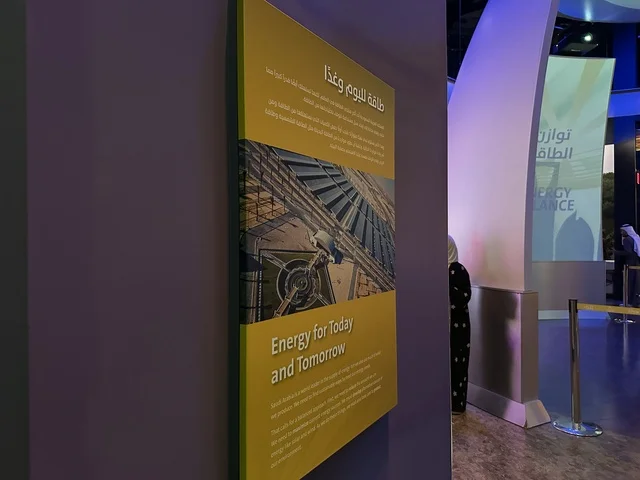 معروضات تعليمية وتجارب علمية مبتكرة في معرض الطاقة فى مركز الملك عبدالعزيز الثقافي العالمي ( إثراء ) بالظهران ، المنطقة الشرقية، المملكة العربية السعودية، يوم 19 من يناير 2026 ، فعالية تفاعلية تسلط الضوء على مصادر الطاقة والتقنيات الحديثة، محتوى تعريفي يربط بين الاستدامة والابتكار، أجواء ثقافية ملهمة تناسب جميع الفئات.