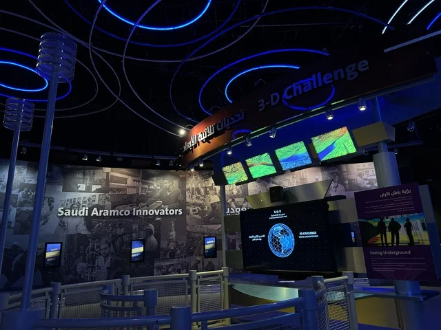 تحديات ثلاثية الابعاد في معرض الطاقة فى مركز الملك عبدالعزيز الثقافي العالمي ( إثراء ) بالظهران ، المنطقة الشرقية، المملكة العربية السعودية، يوم 19 من يناير 2026 ، فعالية تفاعلية تسلط الضوء على مصادر الطاقة والتقنيات الحديثة، معروضات تعليمية وتجارب علمية مبتكرة، محتوى تعريفي يربط بين الاستدامة والابتكار، أجواء ثقافية ملهمة تناسب جميع الفئات.