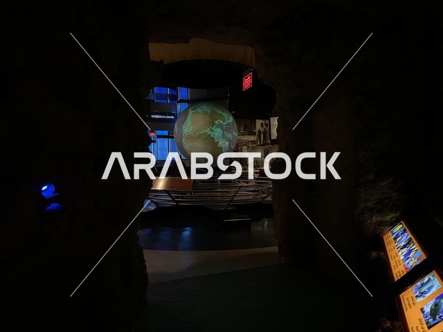 مجسم لكوكب دينامي في معرض الطاقة فى مركز الملك عبدالعزيز الثقافي العالمي ( إثراء ) بالظهران ، المنطقة الشرقية، المملكة العربية السعودية، يوم 19 من يناير 2026 ، فعالية تفاعلية تسلط الضوء على مصادر الطاقة والتقنيات الحديثة، معروضات تعليمية وتجارب علمية مبتكرة، محتوى تعريفي يربط بين الاستدامة والابتكار، أجواء ثقافية ملهمة تناسب جميع الفئات.