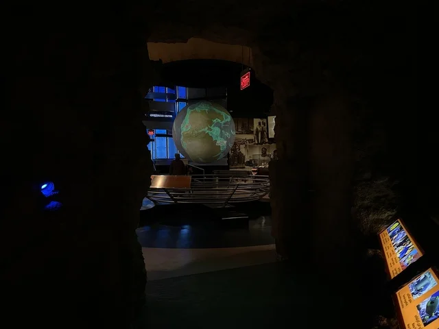 مجسم لكوكب دينامي في معرض الطاقة فى مركز الملك عبدالعزيز الثقافي العالمي ( إثراء ) بالظهران ، المنطقة الشرقية، المملكة العربية السعودية، يوم 19 من يناير 2026 ، فعالية تفاعلية تسلط الضوء على مصادر الطاقة والتقنيات الحديثة، معروضات تعليمية وتجارب علمية مبتكرة، محتوى تعريفي يربط بين الاستدامة والابتكار، أجواء ثقافية ملهمة تناسب جميع الفئات.