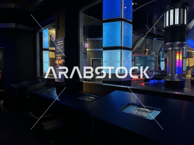 شاشة عرض الكترونية بنادي الطاقة  في معرض الطاقة فى مركز الملك عبدالعزيز الثقافي العالمي ( إثراء ) بالظهران ، المنطقة الشرقية، المملكة العربية السعودية، يوم 19 من يناير 2026 ، فعالية تفاعلية تسلط الضوء على مصادر الطاقة والتقنيات الحديثة، معروضات تعليمية وتجارب علمية مبتكرة، محتوى تعريفي يربط بين الاستدامة والابتكار، أجواء ثقافية ملهمة تناسب جميع الفئات.