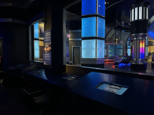 شاشة عرض الكترونية بنادي الطاقة  في معرض الطاقة فى مركز الملك عبدالعزيز الثقافي العالمي ( إثراء ) بالظهران ، المنطقة الشرقية، المملكة العربية السعودية، يوم 19 من يناير 2026 ، فعالية تفاعلية تسلط الضوء على مصادر الطاقة والتقنيات الحديثة، معروضات تعليمية وتجارب علمية مبتكرة، محتوى تعريفي يربط بين الاستدامة والابتكار، أجواء ثقافية ملهمة تناسب جميع الفئات.