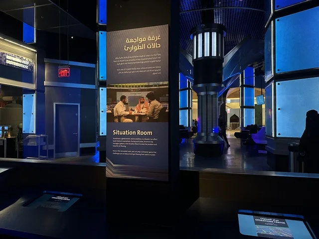 شاشة عرض الكترونية بنادي الطاقة  في معرض الطاقة فى مركز الملك عبدالعزيز الثقافي العالمي ( إثراء ) بالظهران ، المنطقة الشرقية، المملكة العربية السعودية، يوم 19 من يناير 2026 ، فعالية تفاعلية تسلط الضوء على مصادر الطاقة والتقنيات الحديثة، معروضات تعليمية وتجارب علمية مبتكرة، محتوى تعريفي يربط بين الاستدامة والابتكار، أجواء ثقافية ملهمة تناسب جميع الفئات.