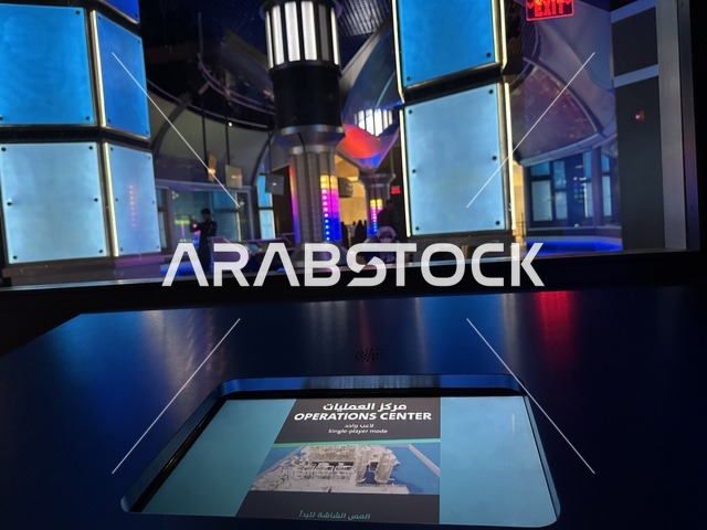 شاشة عرض الكترونية بنادي الطاقة  في معرض الطاقة فى مركز الملك عبدالعزيز الثقافي العالمي ( إثراء ) بالظهران ، المنطقة الشرقية، المملكة العربية السعودية، يوم 19 من يناير 2026 ، فعالية تفاعلية تسلط الضوء على مصادر الطاقة والتقنيات الحديثة، معروضات تعليمية وتجارب علمية مبتكرة، محتوى تعريفي يربط بين الاستدامة والابتكار، أجواء ثقافية ملهمة تناسب جميع الفئات.