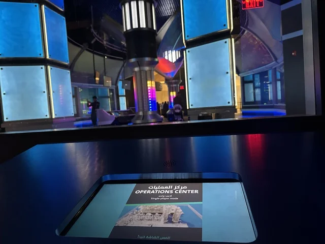 شاشة عرض الكترونية بنادي الطاقة  في معرض الطاقة فى مركز الملك عبدالعزيز الثقافي العالمي ( إثراء ) بالظهران ، المنطقة الشرقية، المملكة العربية السعودية، يوم 19 من يناير 2026 ، فعالية تفاعلية تسلط الضوء على مصادر الطاقة والتقنيات الحديثة، معروضات تعليمية وتجارب علمية مبتكرة، محتوى تعريفي يربط بين الاستدامة والابتكار، أجواء ثقافية ملهمة تناسب جميع الفئات.