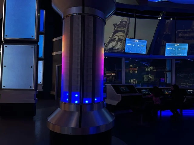 شاشة عرض الكترونية بنادي الطاقة  في معرض الطاقة فى مركز الملك عبدالعزيز الثقافي العالمي ( إثراء ) بالظهران ، المنطقة الشرقية، المملكة العربية السعودية، يوم 19 من يناير 2026 ، فعالية تفاعلية تسلط الضوء على مصادر الطاقة والتقنيات الحديثة، معروضات تعليمية وتجارب علمية مبتكرة، محتوى تعريفي يربط بين الاستدامة والابتكار، أجواء ثقافية ملهمة تناسب جميع الفئات.