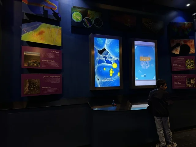 ولد يقف امام شاشة عرض الكترونية  في معرض الطاقة فى مركز الملك عبدالعزيز الثقافي العالمي ( إثراء ) بالظهران ، المنطقة الشرقية، المملكة العربية السعودية، يوم 19 من يناير 2026 ، فعالية تفاعلية تسلط الضوء على مصادر الطاقة والتقنيات الحديثة، معروضات تعليمية وتجارب علمية مبتكرة، محتوى تعريفي يربط بين الاستدامة والابتكار، أجواء ثقافية ملهمة تناسب جميع الفئات.