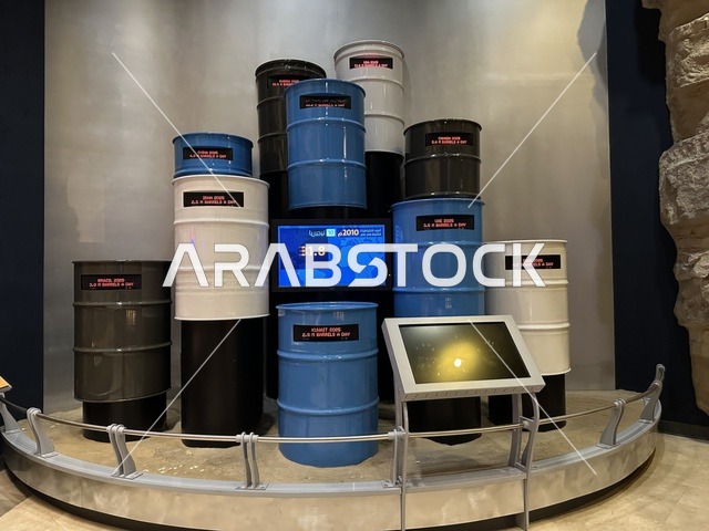 احصائيات احتياطات النفط في معرض الطاقة فى مركز الملك عبدالعزيز الثقافي العالمي ( إثراء ) بالظهران ، المنطقة الشرقية، المملكة العربية السعودية، يوم 19 من يناير 2026 ، فعالية تفاعلية تسلط الضوء على مصادر الطاقة والتقنيات الحديثة، معروضات تعليمية وتجارب علمية مبتكرة، محتوى تعريفي يربط بين الاستدامة والابتكار، أجواء ثقافية ملهمة تناسب جميع الفئات.