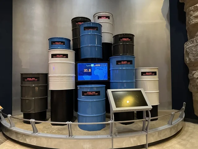 احصائيات احتياطات النفط في معرض الطاقة فى مركز الملك عبدالعزيز الثقافي العالمي ( إثراء ) بالظهران ، المنطقة الشرقية، المملكة العربية السعودية، يوم 19 من يناير 2026 ، فعالية تفاعلية تسلط الضوء على مصادر الطاقة والتقنيات الحديثة، معروضات تعليمية وتجارب علمية مبتكرة، محتوى تعريفي يربط بين الاستدامة والابتكار، أجواء ثقافية ملهمة تناسب جميع الفئات.