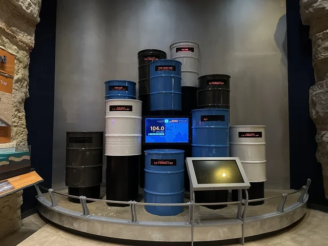 احصائيات احتياطات النفط في معرض الطاقة فى مركز الملك عبدالعزيز الثقافي العالمي ( إثراء ) بالظهران ، المنطقة الشرقية، المملكة العربية السعودية، يوم 19 من يناير 2026 ، فعالية تفاعلية تسلط الضوء على مصادر الطاقة والتقنيات الحديثة، معروضات تعليمية وتجارب علمية مبتكرة، محتوى تعريفي يربط بين الاستدامة والابتكار، أجواء ثقافية ملهمة تناسب جميع الفئات.