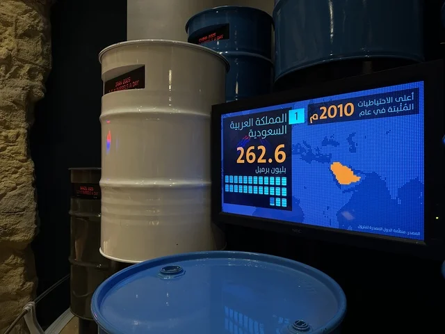 احصائيات احتياطات النفط في معرض الطاقة فى مركز الملك عبدالعزيز الثقافي العالمي ( إثراء ) بالظهران ، المنطقة الشرقية، المملكة العربية السعودية، يوم 19 من يناير 2026 ، فعالية تفاعلية تسلط الضوء على مصادر الطاقة والتقنيات الحديثة، معروضات تعليمية وتجارب علمية مبتكرة، محتوى تعريفي يربط بين الاستدامة والابتكار، أجواء ثقافية ملهمة تناسب جميع الفئات.