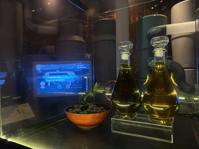 نماذج صناعية تفاعلية  في معرض الطاقة فى مركز الملك عبدالعزيز الثقافي العالمي ( إثراء ) بالظهران ، المنطقة الشرقية، المملكة العربية السعودية، يوم 19 من يناير 2026 ، فعالية تسلط الضوء على مصادر الطاقة والتقنيات الحديثة، معروضات تعليمية وتجارب علمية مبتكرة، محتوى تعريفي يربط بين الاستدامة والابتكار، أجواء ثقافية ملهمة تناسب جميع الفئات.