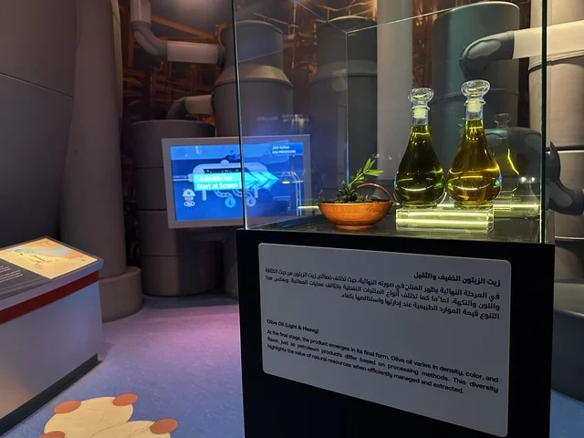 نماذج صناعية تفاعلية  في معرض الطاقة فى مركز الملك عبدالعزيز الثقافي العالمي ( إثراء ) بالظهران ، المنطقة الشرقية، المملكة العربية السعودية، يوم 19 من يناير 2026 ، فعالية تسلط الضوء على مصادر الطاقة والتقنيات الحديثة، معروضات تعليمية وتجارب علمية مبتكرة، محتوى تعريفي يربط بين الاستدامة والابتكار، أجواء ثقافية ملهمة تناسب جميع الفئات.